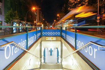 Sechs Berliner U-Bahnhöfe sind in "Toooooooor"-Laune - Torjubel im Namen: Die Berliner Verkehrsbetriebe haben die Namen von sechs U-Bahnhöfen mit der Bezeichnung "Tor" zur Fußball-WM um einige Buchstaben verlängert.