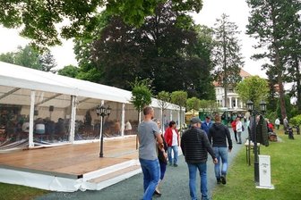 Nach anfänglichem Regen nahm der Betrieb vor dem Festzelt im Laufe des Tages zu.