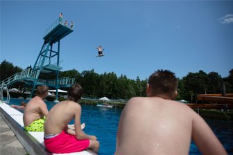 Sechs Euro fürs Tagesticket: Freibadbesuch in Plauen wird deutlich teurer - Freudensprünge sind nicht zu erwarten, wenn in den nächsten Wochen die Plauener Freibadsaison startet. Die Eintrittspreise steigen.