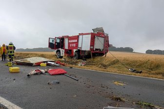 Sechs Feuerwehrleute bei schwerem Unfall nahe Oederan verletzt: Polizei gibt Details bekannt - Nach dem Unfall waren Ausrüstungsgegenstände auf der Fahrbahn verstreut.