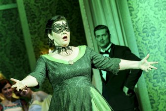 Sechs "Fledermäuse" vor Premiere auf mitteldeutschen Bühnen: Theater zwischen Insolvenz und Innovation - Bettina Grothkopf als Rosalinde in der aktuellen "Fledermaus"-Inszenierung des Winterstein-Theaters Annaberg-Buchholz. Das Stück, traditionell gemacht, ist ein sicherer Dauerbrenner: Ganze sechs Inszenierungen gibt es davon in der aktuellen Spielzeit an den Theatern in den Ländern des MDR. Foto: Dirk Rückschloß/Winterstein-Theater