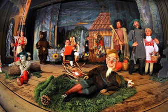 Sechs gute Gründe, um zu Weihnachten in Mittelsachsen das Haus zu verlassen - Die Marionetten der „Holzoper“ Frankenberg (hier das Märchen-Ensemble) sind am Dienstag die Starts in der Adaption von der „Weihnachtsgans Auguste“ (Archivbild).