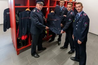 Sechs Jahre nach Depotbrand: Hohndorfer Feuerwehr zieht in neues Gerätehaus - Werner Gerold, Hardy Sieber, Ron Thomas und Mika Hösel (v. l.) geben einen Einblick in den Umkleideraum der Kameraden. 