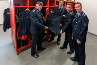Sechs Jahre nach Depotbrand: Wehr zieht in neues Gerätehaus - Werner Gerold, Hardy Sieber, Ron Thomas und Mika Hösel (v. l.) geben einen Einblick in den Umkleideraum der Kameraden. 
