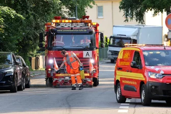 Sechs Kilometer lange Ölspur zieht sich von Hohenstein-Ernstthal bis Oberlungwitz - Eine sechs Kilometer lange Ölspur wurde am Mittwoch vom Umweltservice Lohr beseitigt.