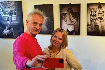 "Sechs mal Sex" in Ehrenberg: Nackte Haut im alten Rittergut - Ewa Senkalla-Rydzewski und Marek Pozniak in der Ausstellung "Sechs mal Sex" im Kulturzentrum Rittergut Ehrenberg.