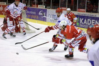 Sechs Minuten wie aus der Hölle - Eispiraten Crimmitschau brechen bei den Kassel Huskies in sich zusammen - Corey Mackin (im roten Trikot am Puck in der Partie gegen Landshut) erzielte am Sonntag in Kassel seinen ersten Treffer für die Eispiraten Crimmitschau. Nach zwei starken Dritteln brachen die Westsachsen im letzten Abschnitt aber völlig ein.
