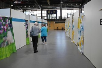 Sechs Monate nach Beginn: Rund 220.000 Impfungen in Chemnitz - Mehr als 1000 Immunisierungen pro Tag werden derzeit im Impfzentrum in der Richard-Hartmann-Halle vorgenommen. Das Deutsche Rote Kreuz betreibt die Einrichtung in der Innenstadt, in der auch Soldaten der Bundeswehr ihren Dienst tun. 