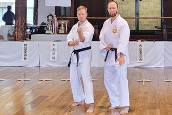 Sechs Monate Vorbereitung für sechs Minuten Rampenlicht: So kam ein Zwickauer zu einem Auftritt in Japan - Marcus Hillinger (rechts) und Tobias Batzendorf konnten bei der 64. Butoku Sai in Kyoto überzeugen.