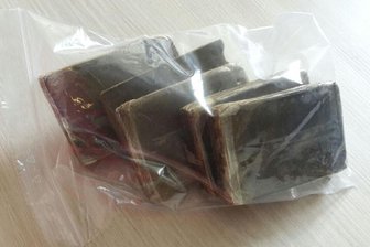 Sechs mutmaßliche Drogendealer bei Razzia ausgehoben - Neben Crystal wurden in einer Döbelner Wohnung auch 500 Gramm schwere Haschischstangen konfisziert.
