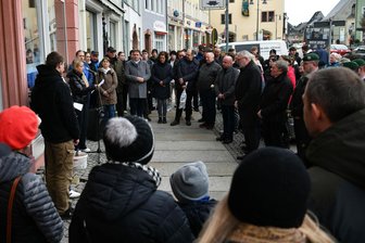 Sechs neue Stolpersteine in Mittweida und Ringethal verlegt - Zahlreiche Zuschauer wohnten dem Verlegen der Stolpersteine am Markt bei.