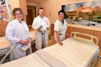 Sechs neue Zimmer für Palliativversorgung im Mittweidaer Krankenhaus - Fachärztin Susanne Klötzner (l.), Chefarzt Prof. Stephan Schickel und Stationsschwester Anja Naumann in einem neu gestalteten Patienzimmer der Palliativmedizin im Krankenhaus Mittweida