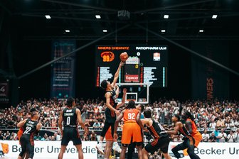 Sechs Spiele in 13 Tagen: Niners Chemnitz starten mit Spitzenspiel und knüppelhartem Programm in die Saison - In der vergangenen Saison war die Partie gegen Ulm das erste Heimspiel für die Niners Chemnitz. Es ging knapp verloren.
