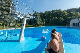 Sechs Tipps für sechs Ferienwochen im Erzgebirge: Badfest, Erlebniswelt-Besuch, Familientheater - Das Olbernhauer Schwimmbad feiert 95-jähriges Jubiläum. Es wartet ein feucht-fröhliches Vergnügen.