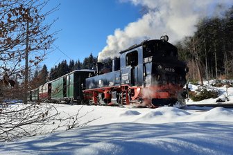 Sechs Tipps fürs Wochenende im Erzgebirge: Von Krimis, Edelsteinen, Narren und Kufenflitzern - Mit drei Personen- und einem Gepäckwagen verlässt Lok 99516 den Bahnhof Neuheide.