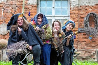 Sechs Tipps: Hexenfeuer im Vogtland mit dem gewissen Etwas - Die Hexen Bettina, Simone, Stephanie und Margitta (von links) locken für den Sonntag in die Plauener Elsteraue zur Walpurgisnacht. Dort steigt ab 14 Uhr ein Spektakel für die ganze Familie. 