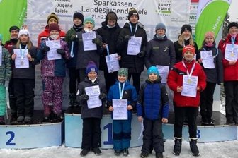 Sechs Titel nach coolem Film - Voller Stolz präsentieren Oberwiesenthals Mädchen und Jungen des Rennrodelsports ihre Medaillen und Urkunden in Altenberg.