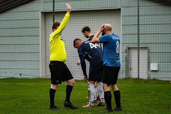 Sechs Tore, zweimal Rot: Großhartmannsdorfer Fußballer schaffen trotz Platzverweis Blitz-Comeback - Schiedsrichter Tobias Hähnel zeigt LSV-Kicker Dominik Oehme (r.) die Ampelkarte, die auch seinen Trainer überraschte.