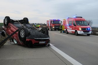 Sechs Verletzte bei Kollision auf A72 - darunter drei Kinder - Ein Kia ist bei einem Unfall auf der A 72 zwischen Zwickau-Ost und Hartenstein auf dem Dach gelandet.