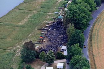 Sechs Wochen nach Feuer an der Koberbachtalsperre: Brandreste stehen immer noch - Von zwölf Campingwagen auf dem hinteren Zeltplatz blieben nur Metallreste übrig. Die Trümmer stehen noch. 