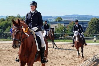 Sechsbeiniges Team belohnt sich erneut für perfekte Harmonie - Nach ihrem Sieg in der Dressurprüfung A* drehten Ashley Fritzsch auf Wiesenguts Cross de Luxe und die anderen Platzierten noch eine Ehrenrunde.
