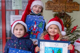 Sechsjährige siegt bei Malwettbewerb - Linas Freundin Emilia, ihre Schwester Lucy und Gewinnerkind Lina (von links) mit ihrem Originalbild, das der Energiedienstleister für sie gerahmt hat. Das Motiv ziert die diesjährigen 45.000 Adventskalender des Unternehmens, die an Kinder verschenkt wurden. 