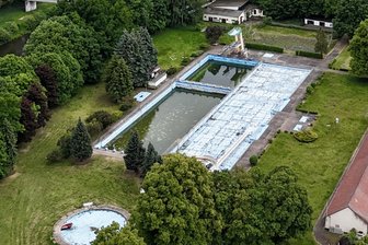 Sechste Badesaison in Folge ohne Zwickauer 04-Bad: Neubau oder nichts - Der Rasen wird noch gemäht. Darüber hinaus verfällt das 04-Bad in Zwickau-Pölbitz immer mehr. Eine Rettung ist nicht in Sicht.