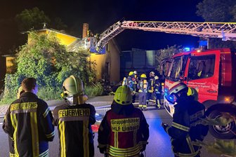Sechster Brand binnen sechs Monaten in Netzschkau - Die Drehleiter der Reichenbacher Feuerwehr kam zum Einsatz, um den Dachstuhl zu öffnen.