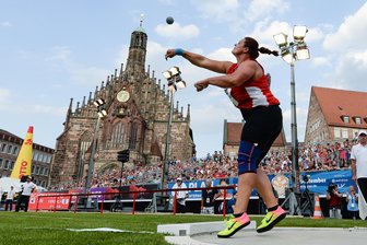 Sechster Meistertitel für Kugelstoßerin Christina Schwanitz - Christina Schwanitz in Aktion auf dem Hauptmarkt in der Altstadt. Schwanitz ist die neue Deutsche Meisterin 2018.