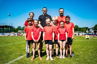 Sechster Streich in Folge: Geringswalder Grundschüler sind wieder die sportlichsten - Erneut Sieger: Die Geringswalder Grundschüler Rudi Mettendorf, Ida Schulze, Matilda Denzau, Johnny Kretschmer, Lea Bonse und Anton Winkler (v. v. l.) mit ihren Betreuern Anke Heimann, Christopher Kasselt und LWV-Vereinschef Frank Wagenbichler (h. v. l.).