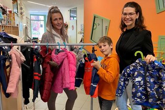 Susann Gränitz (r.), ihr achtjähriger Sohn Nick, und Sandy Scholz haben beim Kinderkleiderbasar in Lauenhain am Samstag darauf geachtet, dass die Sachen zum Verkauf immer ordentlich präsentiert werden.