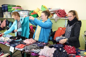 Secondhand findet immer mehr Liebhaber: Die Kita Lauenhain wird zum Einkaufs-Mekka für Eltern - Carola und Nicole Wagner sowie Petra Köhler (von links) sind schon Stammgäste beim Kinderkleiderbasar in der Kita „Am Zschopautal“ in Lauenhain. Sie kaufen aus mehreren Gründen mit Vorliebe secondhand.