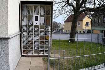 Secret-Packs-Automat jetzt auch in Reichenbach: „Für mich ist das wie eine Wundertüte für Erwachsene“ - Der Secret Pack Automat steht nach dem Haus Am Graben 13.