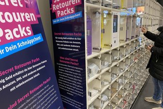 „Secret Packs“: Automat mit Retourenware nun auch in der Chemnitzer Innenstadt - Nummer für das Fach eingeben, bezahlen und mitnehmen: So funktioniert der Retourenautomat in der „Galerie Roter Turm“.