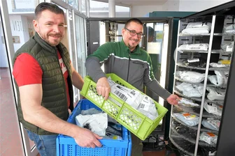 „Secret Packs“ demnächst auch in Chemnitz: Wo kommt der Retourenautomat hin? - Marco Breite und Christian Pippig sind die Betreiber des Retourenautomaten in der Freiberger Gerberpassage. Sie füllen gerade Ware nach.