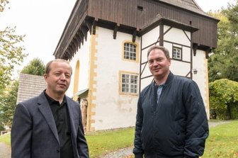 SED-Geld für Wehrkirche - Der aus Olbernhau kommende CDU-Landtagsabgeordnete Jörg Markert (r.) hat sich dafür eingesetzt, dass zum einen für die Wehrkirche Großrückerswalde 320.000 Euro und zum anderen für die Volkssternwarte Drebach 115.000 Euro zur Verfügung gestellt werden.