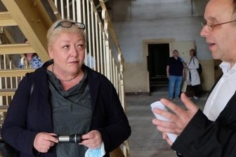 SED-Opferbeauftragte kommt nach Hoheneck - Stefan Appelius führt Evelyn Zupke durch den Gefängnistrakt. 