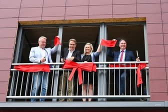 Seebühne Kriebstein: Alles zur Eröffnung des neuen Mehrzweckgebäudes - Landrat Sven Krüger (v. l.), Mittweidas OB Ralf Schreiber, die Kriebsteiner Bürgermeisterin Maria Euchler und ein Vertreter des Infrastrukturministeriums aus Dresden.