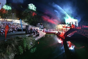 Seebühne Kriebstein am Wochenende ausverkauft: Was die Saison an der Talsperre noch bietet. - Die Coverband Dire Strats steht am Samstag wieder auf der Seebühne der Talsperre Kriebstein. Auch diese Veranstaltung ist längst ausverkauft.