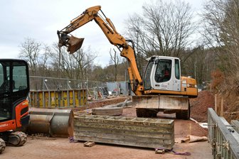 Seebühne Kriebstein: Darum verzögert sich der Neubau - An der Seebühne Kriebstein waren die Arbeiten für das neue Gebäude im Dezember in vollem Gange. Noch vor Weihnachten wurde auch an Fundament und Bodenplatte gearbeitet.