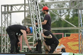 Seebühne Kriebstein: Die Operetten-Saison kann starten - Handwerker bauen auf der Kriebsteiner Seebühne die Kulissen für das Stück „Im weißen Rössl“ auf.