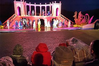 Seebühne Kriebstein: Schon wieder Wetterpech – Trotzdem bislang rund 12.000 Gäste beim „Bettelstudent“ - Wie zur Premiere der Operette "Der Bettelstudent" (Foto) auf der Seebühne Kriebstein regnete es auch am Dienstag.