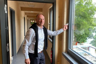 Seebühne Kriebstein: So schick ist das neue Gebäude - Holger Otto von Ipro Consult Dresden überwacht die Baustelle der Seebühne, kümmerte sich um Ausschreibungen und taktete die einzelnen Gewerke ein.