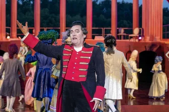 Seebühne Kriebstein: Warum das Theater eine Vorstellung abgebrochen hat - Frank Blees – hier in einer anderen Szene – stand am Samstag plötzlich allein auf der Seebühne Kriebstein.