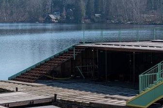 Seebühne soll schöner werden - Die Bühne bleibt, wie sie ist. Zurzeit werden im Zuge des normalen Unterhalts marode Planken ausgetauscht.