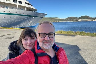 Seegang kann Duo nicht stoppen: The Millers aus Auerbach rocken ein Kreuzfahrtschiff - Vivien und Pieter Müller hatten ein Engagement auf dem Kreuzfahrtschiff MS Amera. Nach den Auftritten an Bord konnten sie tagsüber an Ausflügen teilnehmen und Norwegens Küste erkunden.