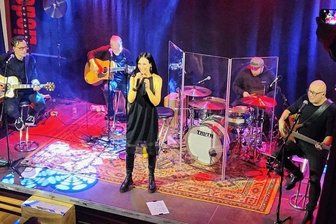 Seelenrettung unter stehendem Applaus - "Wir 30- bis 70-Jährigen sind hier unter uns": Frontfrau Jana Groß und die Band Bell, Book & Candle sind in Lichtentanne aufgetreten. 