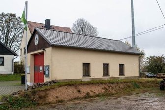 Seelitz: Größte Summe für Brandschutz - An die Fahrzeughalle der Zschaagwitzer Feuerwehr soll sich bald ein Anbau anschließen. Er wird vorrangig dem Feuerwehrverein dienen, beispielsweise, wenn die Mitstreiter Dorffeste organisieren. 