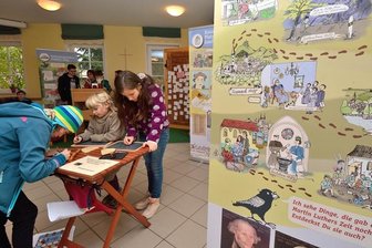 Seelitzer feiern Reformationstag mit Familienfest - In der Ausstellung "Mensch Martin - Hut ab!" konnten unter anderem Schiefertafeln und Griffel ausprobiert werden.