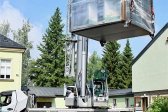 Seelitzer Grundschule erhält kleine Kur - Im September 2022 wurden mit einem Kran die Teile für die Lüftungsanlage abgeladen. 